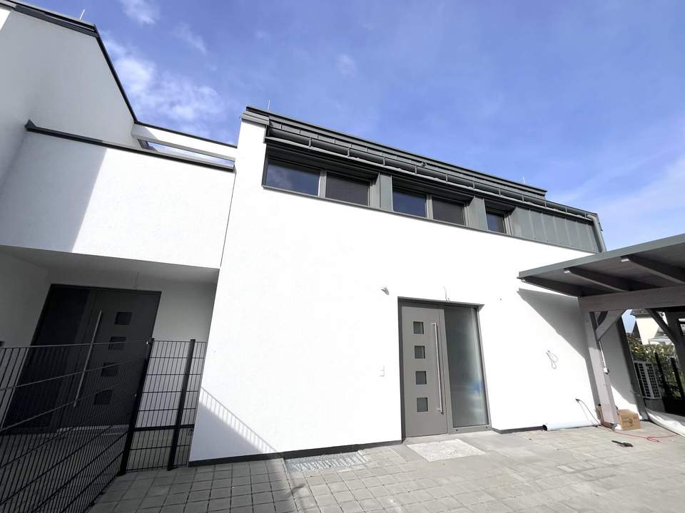 Erstbezug !! Traumhafte Doppelhaushälfte , Wohnkeller mit Garten und 2 Stellplätzen!