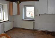 Sanierungsbedürftiges Mehrfamilienhaus mit großem Baugrundstück