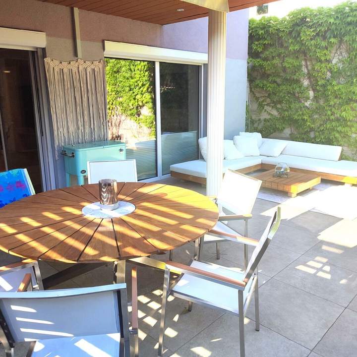 Exquisites Wohnen mit großzügiger Sonnen-Terrasse und Schwimmbiotop