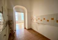 SANIERUNGSBEDÜRFTIGE HELLE WOHNUNG IM KLASSISCHEN ALTBAU