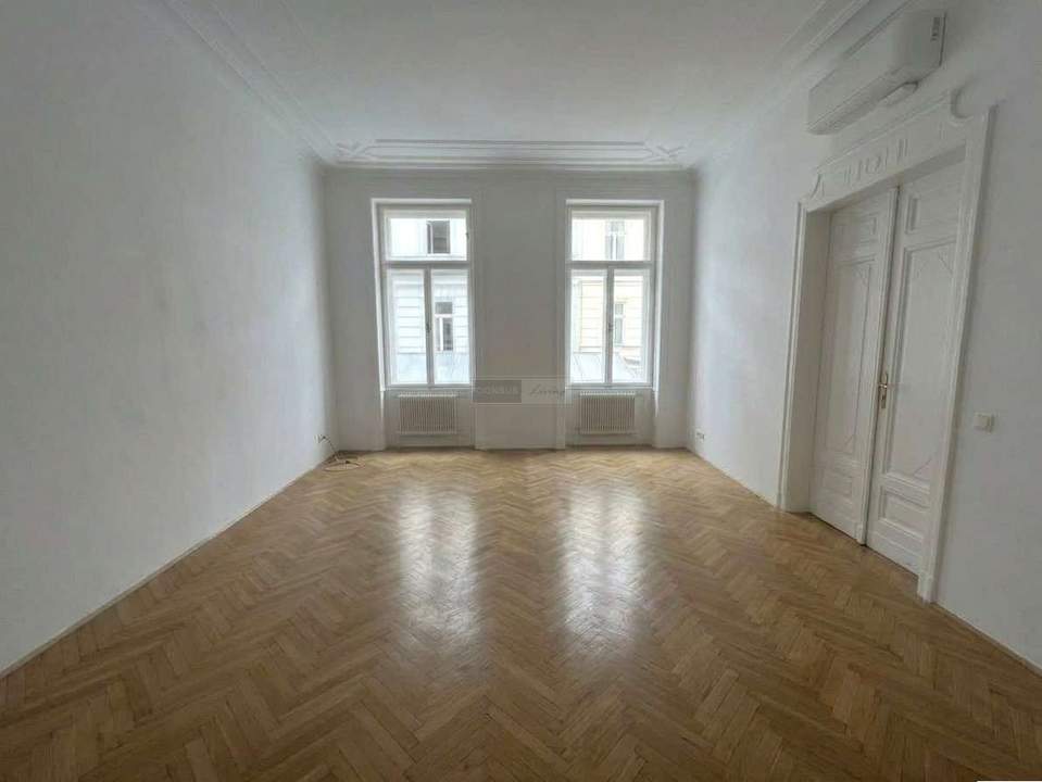 KARLSPLATZ: Zentral gelegenes 4-Zimmer-Altbaubüro !