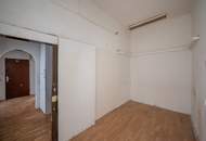 **Hannovermarkt** Renovation Opportunity: 3-Room Period Apartment with Airbnb Potential