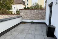 Klimatisierte Altbauwohnung mit großzügigem Wohnbereich, Tischlerküche und Terrasse in Maria Lanzendorf