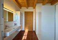 Neuwertiges Landhaus-Juwel: Architektur mit Einliegerwohnung in idyllischer Bachlage | NEUKIRCHEN AN DER ENKNACH