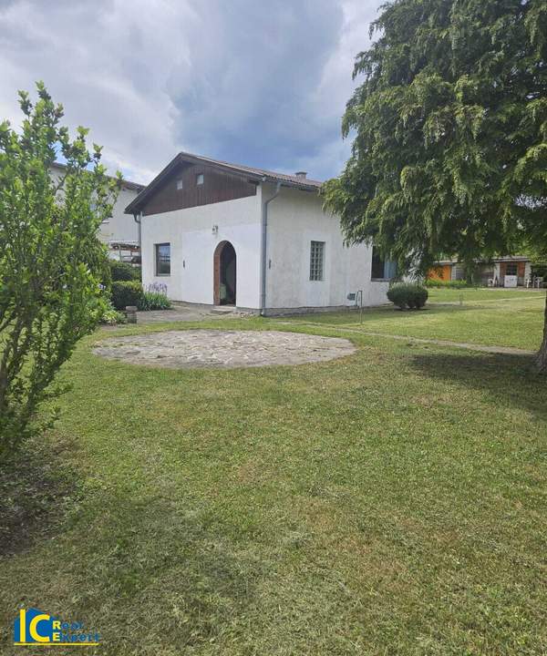 Bad Vöslau, parkähnlicher Grund mit kleinem Wohnhaus