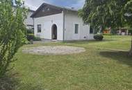 Bad Vöslau, parkähnlicher Grund mit kleinem Wohnhaus