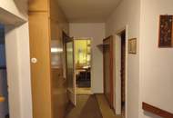 FAMILIENIDYLLE MIT GARTEN