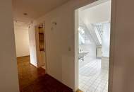 Tolle 3-Zimmer DG-Wohnung mit Balkon - teilweise hohe Räume im Altbau mit 1xSchlafzimmer in den Innenhof - WG geeignet