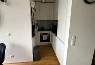 Super-schicke, hochwertige DG-Wohnung mit Balkon und Klimaanlage!