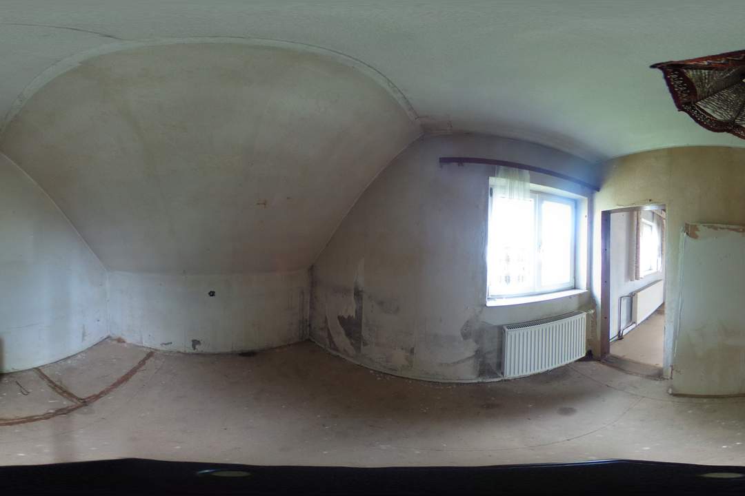 Renovierungsbedürftiges Einfamilienhaus in traumhafter Aussichtslage mit sonnigem Grundstück