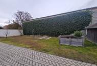 GROSSZÜGIGES LANDHAUS MIT GESCHLOSSENEM INNENHOF, WERKSTATT UND NEBENGEBÄUDEN IN PARADIESISCHER GRÜNRUHELAGE MIT MÖGLICHKEIT AUF STADEL UND KLEINE LANDWIRTSCHAFTLICHE FLÄCHE