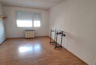 Großzügige 3 Zimmer Loggia Wohnung, ideal für WG s oder Familien