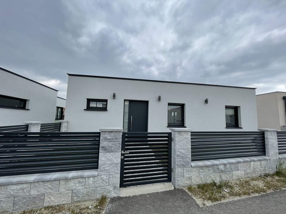 Bungalow, Hochmodernes Seehaus, 3 Zimmer, mit Garten und Terrasse, nur 4 Gehminuten vom Neufelder See entfernt