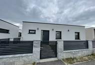 Bungalow, Hochmodernes Seehaus, 3 Zimmer, mit Garten und Terrasse, nur 4 Gehminuten vom Neufelder See entfernt