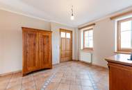 LANDHAUSVILLA mit HOF-ENSEMBLE, GÄSTEWOHNUNGEN UND ENTWICKLUNGSPOTENTIAL