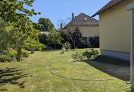LIEBEVOLLER, SEHR GEPFLEGTER BUNGALOW SAMT NEBENGEBÄUDE MIT PARKÄHNLICHEM GARTEN IN TRAUMHAFTER WOHNLAGE MIT HERRLICHEM GRÜNBLICK DIREKT AN FELDER DER REGION ANGRENZEND