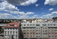 UNBEFRISTET - helle 2,5-Zimmer Dachgeschosswohnung mit Wohnküche, Schrankraum, 26 m2 Dachterrasse und Kellerabteil nahe Schönbrunn