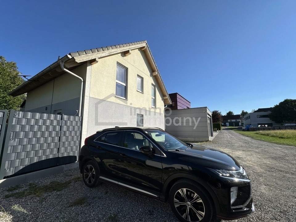 Einfamilienhaus Hohenems, Nahe Zentrum, großzügige Terrassenfläche mit Gartenanlage, neuer Zaun mit Sichtschutz, mehrere Außenstellplätze auf privatem Grundstück.