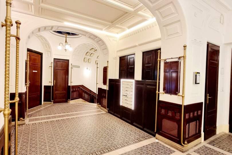 Neuer Preis! BESTLAGE hinter der Karlskirche! Prunkvolles und prestigträchtiges Altbauhaus! WG geeignete Mietwohnung im letzten Liftstock + Beste Infrastruktur und Anbindung!, Wohnung-miete, 3.249,80,€, 1040 Wien 4., Wieden