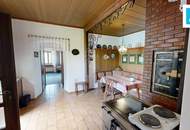 Bauernhaus mit grünem Gartenidyll und Naturpool