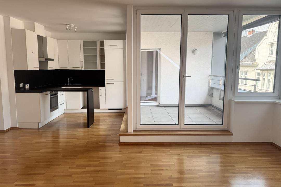 Lichtdurchflutete Dachgeschosswohnung mit Loggia - wohnen über den Dächern der Linzer Hauptstraße!