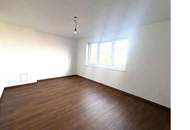 "Wohnung mit Balkon und Parkplatz"