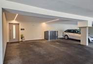 Neuwertige Eigentumswohnung mit Eigengarten sowie eine private Dachterrasse und zwei Garagenparkplätze.