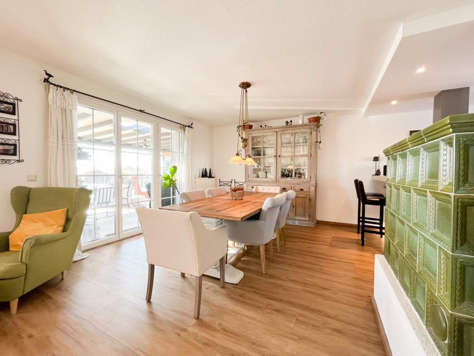 Traumhaftes EFH mit Pool und Garage auf großem Grundstück