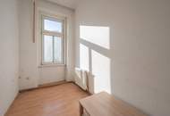 ++Q18++ Renovation-needed 3-room old building flat, lots of potential