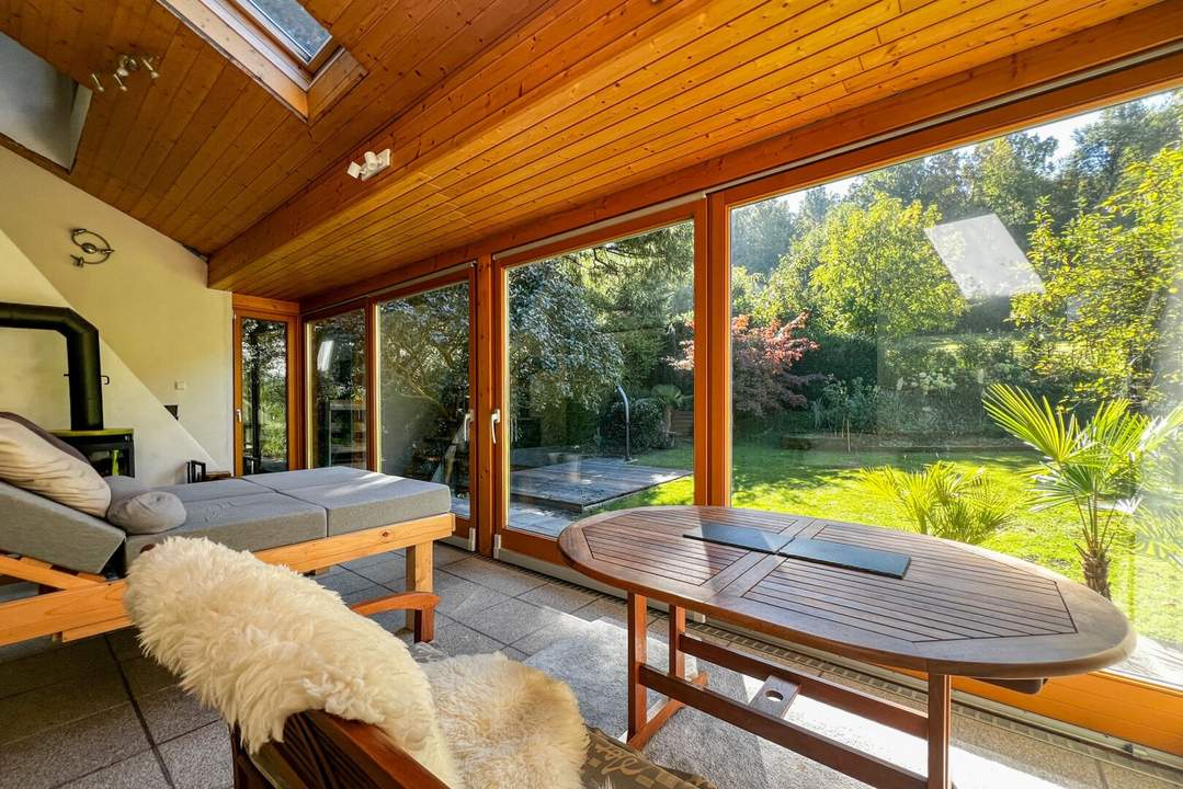 Privatsphäre pur: Einfamilienhaus in uneinsehbarer Lage mit schönem Garten