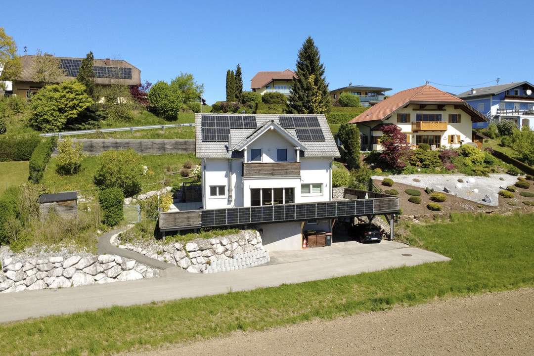 Familienhaus mit großer PV-Anlage und guter Verkehrsanbindung