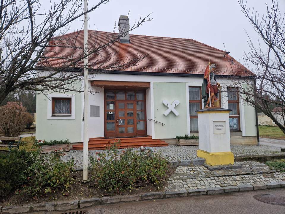 GELEGENHEIT: EHEMALIGE FILIALE DER RAIFFEISENBANK SAMT AUSGEBAUTEM DACHGESCHOSS IN RUPPERSTHAL SUCHT EINEN NEUEN EIGENTÜMER