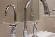 IMPOSANTE ALTBAUWOHNUNG MIT BALKON UND TRAUMBLICK AUF DIE KIRCHE II PRESTIGE UND ELEGANZ II WOHNEN IM DENKMALGESCHÜTZEN MÖDLINGER STADTJUWEL II FUSSGÄNGERZONE