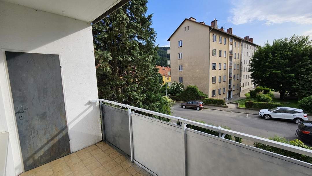 unbefristet | große 2 Zimmer-Wohnung