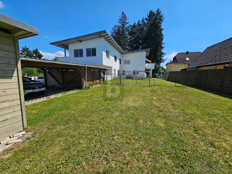 WOHNEN WIE IM HAUS ? 3 ZIMMER MIT 141 M² EIGENGARTEN & 2 CARPORTS