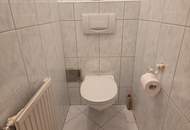 Voll möblierte, gepflegte, bezugsfertige Wohnung mit PKW-Abstellplatz in zentrumsnaher ruhiger Lage!
