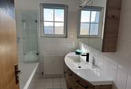 Charmante 3-Zi DG-Wohnung mit moderner Küche - RUHIGE Aussichtslage - Loggia &amp; Carport