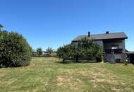 *ORTSRANDLAGE:* Wohnhaus mit sehr schönem, ebenen Garten und großzügigem Grundstück.