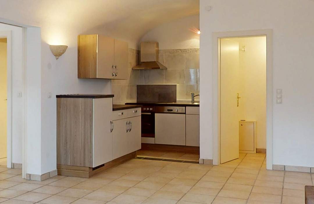 Altbauflair: Einzimmerwohnung mit ca. 89 m² Gartenfläche!