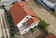 Außergewöhnliches Einfamilienhaus mit zwei Wohneinheiten, großem Garten und Gästehaus in Leobendorf