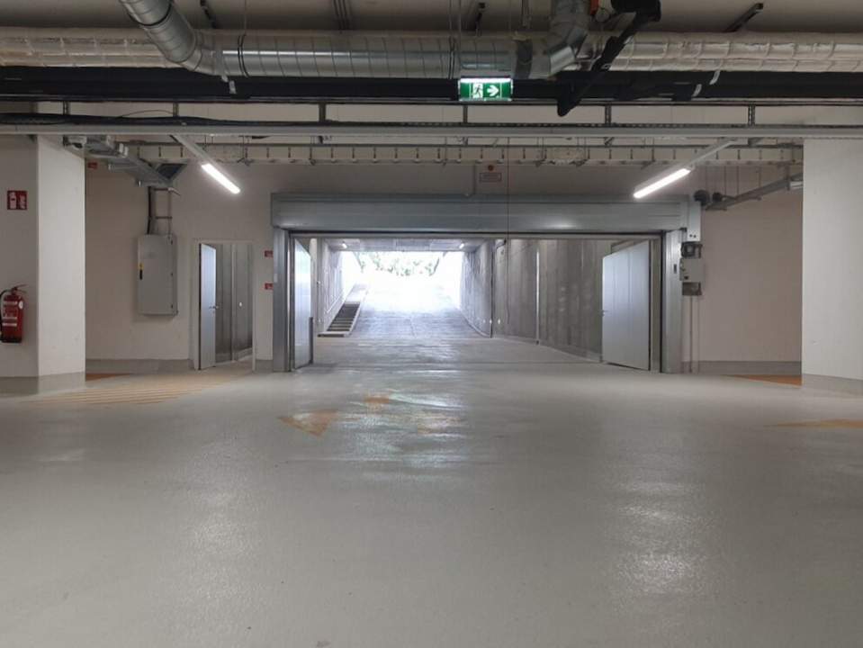 Geräumiger und hoher Stellplatz beim Stadioncenter, WU und Stadion zur Miete