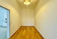 Kleine Altbauwohnung, frisch ausgemalt, neuwertige Küche, ruhig im Hinterhof gelegen, mit guter Raumaufteilung.