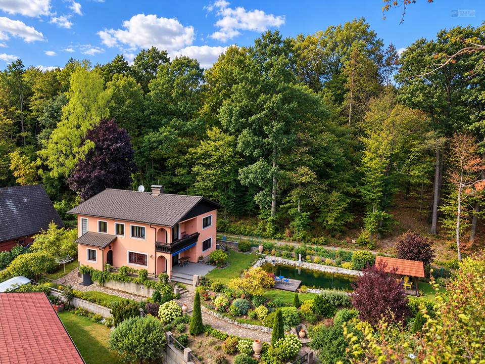 WOHNIDYLLE AM WIENERWALD – TRAUMGARTEN MIT SCHWIMMTEICH & PAVILLON IN ABSOLUTER RUHELAGE