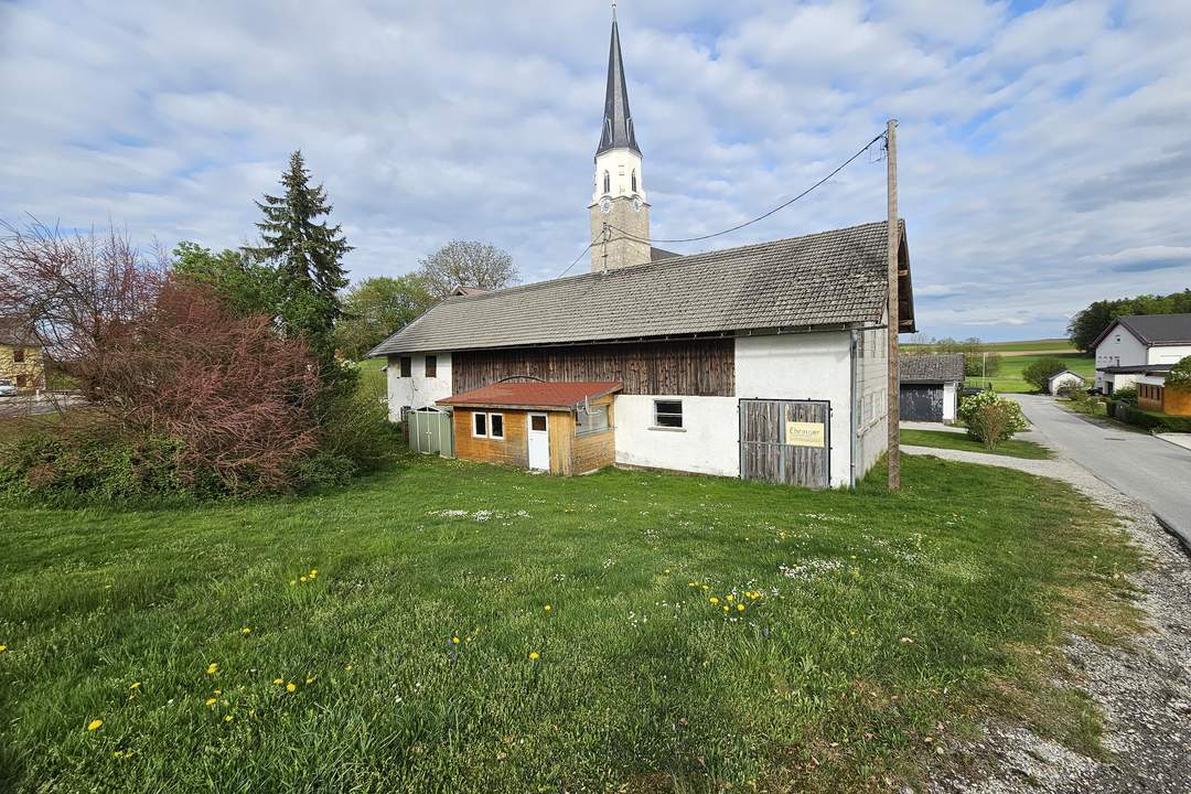 Großes Wohnhaus/Sacherl mit Garagen