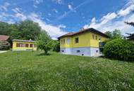 ZWEI WOHNHÄUSER - TRAUMHAFTER BUNGALOW UND KLEINES SOMMERHAUS SAMT PARKÄHNLICHEM GARTEN MIT HERRLICHEM ALTBAUMBESTAND