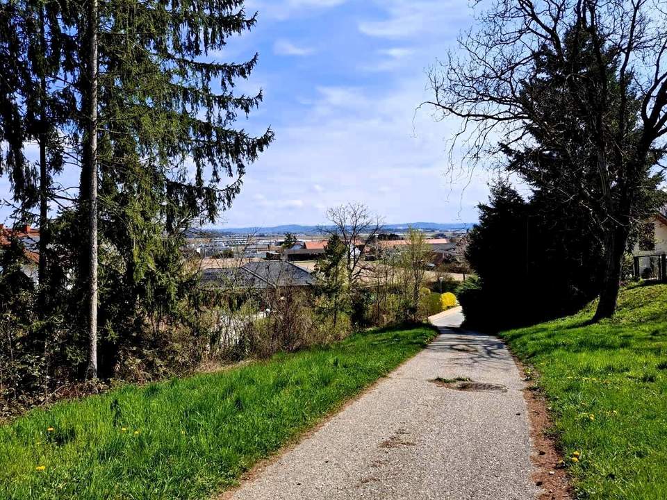 Großflächiges Grundstück mit Weitblick