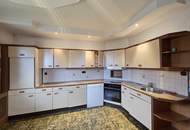 Geräumiges Stockhaus mit angebautem Laubengang und Garagentrakt