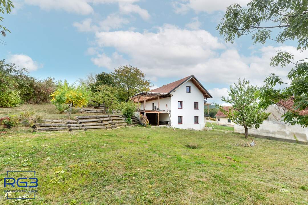 Saniertes Landhaus in Einzellage mit 6.961 m² Grund, Wirtschaftsgebäuden und Werkstätten