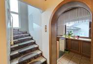 Geräumiges Stockhaus mit angebautem Laubengang und Garagentrakt