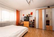 Charmantes, renovierungsbedürftiges Zweifamilienhaus in Engelhartstetten mit großen Grund, Stadel und Nebengebäuden